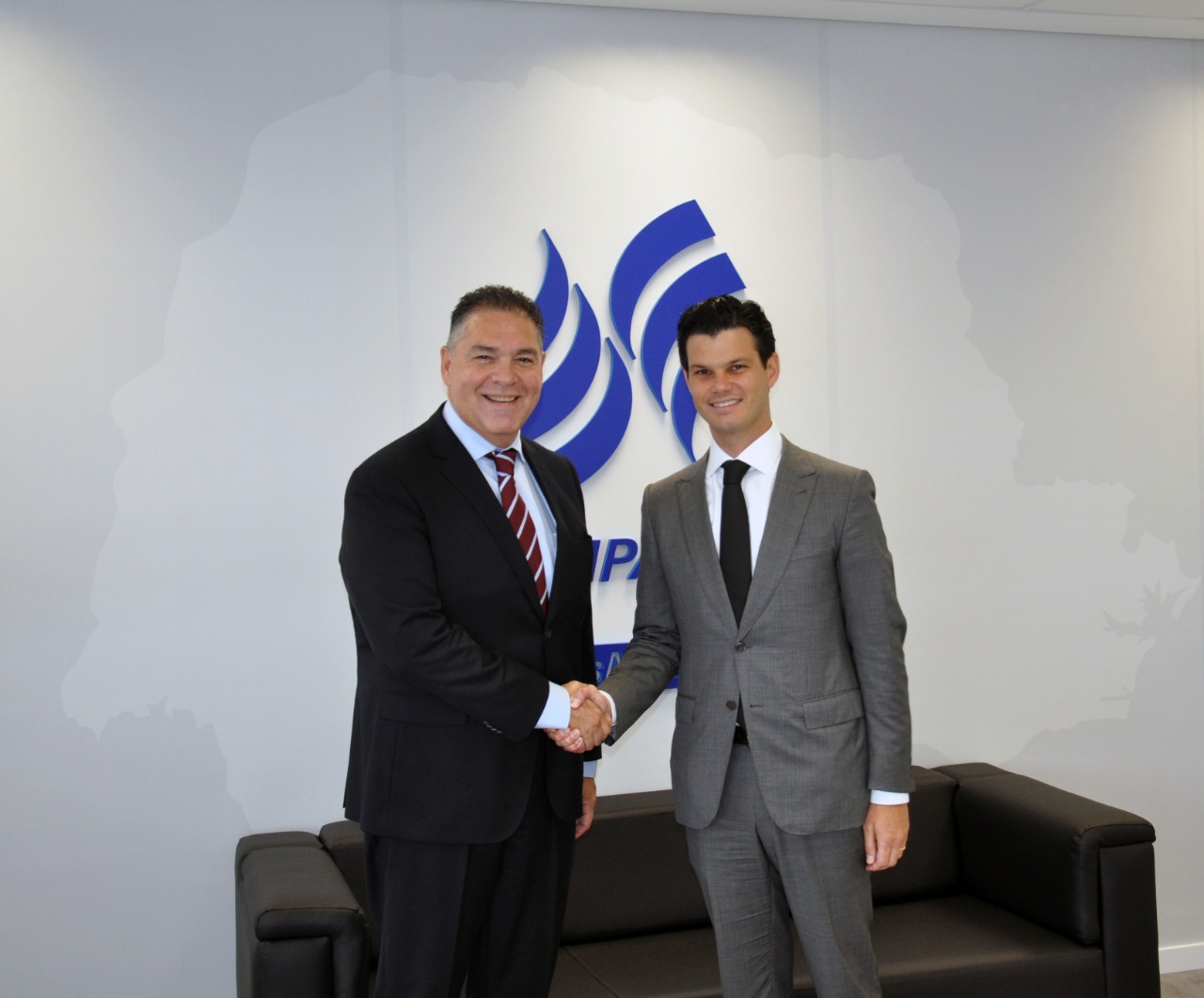 Aperto de mão entre Rafael Lamastra Jr e Daniel Pimentel Slaviero