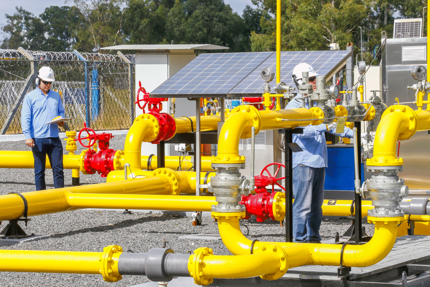 homens operando gás canalizado