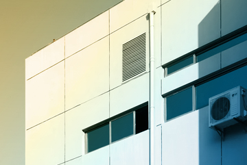 ar condicionado instalado na parte externa do edifício