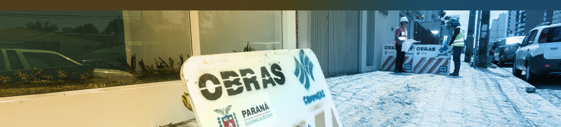 placa em calçada indicando que está em obras