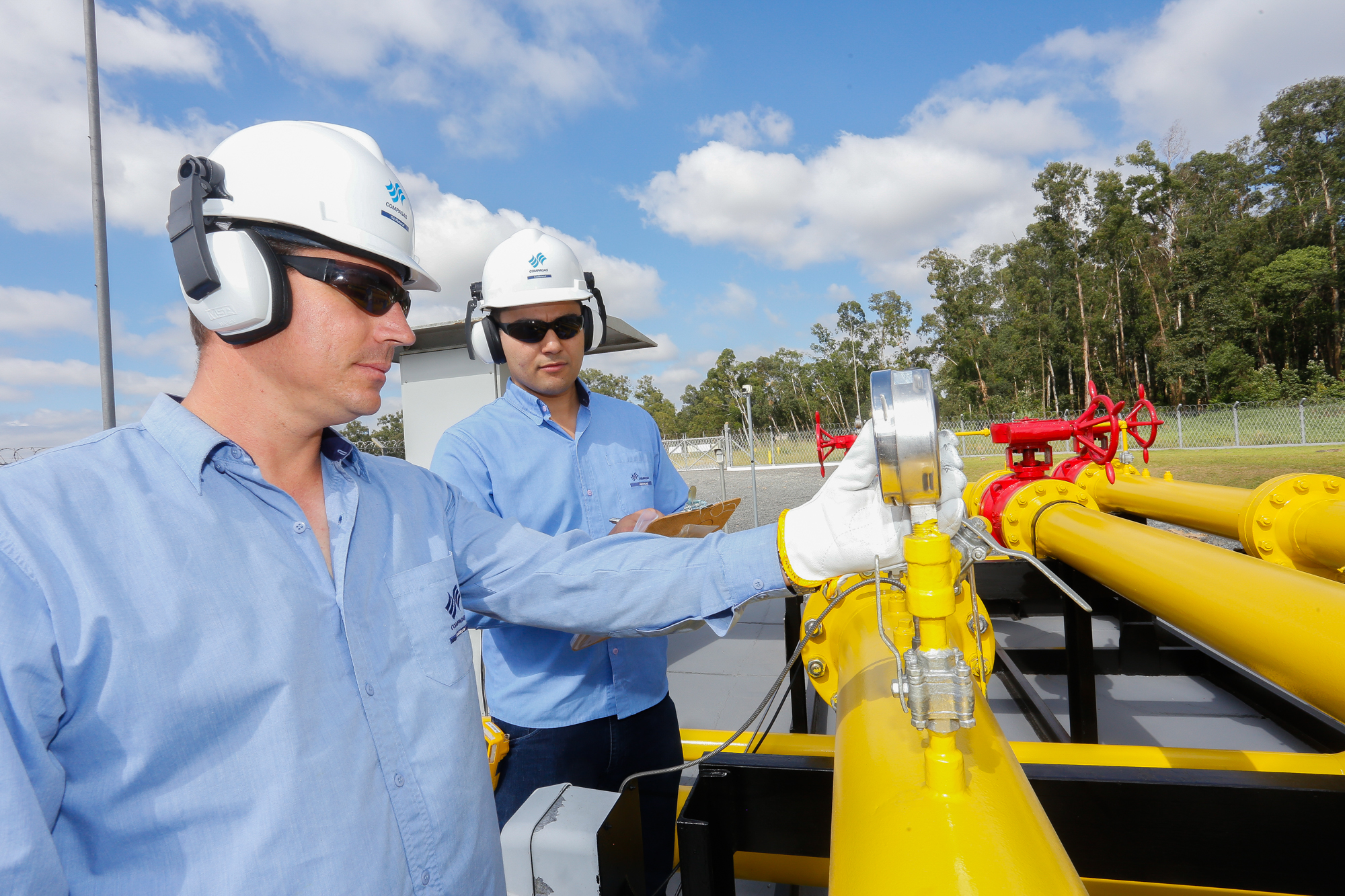 pessoas operando gás canalizado
