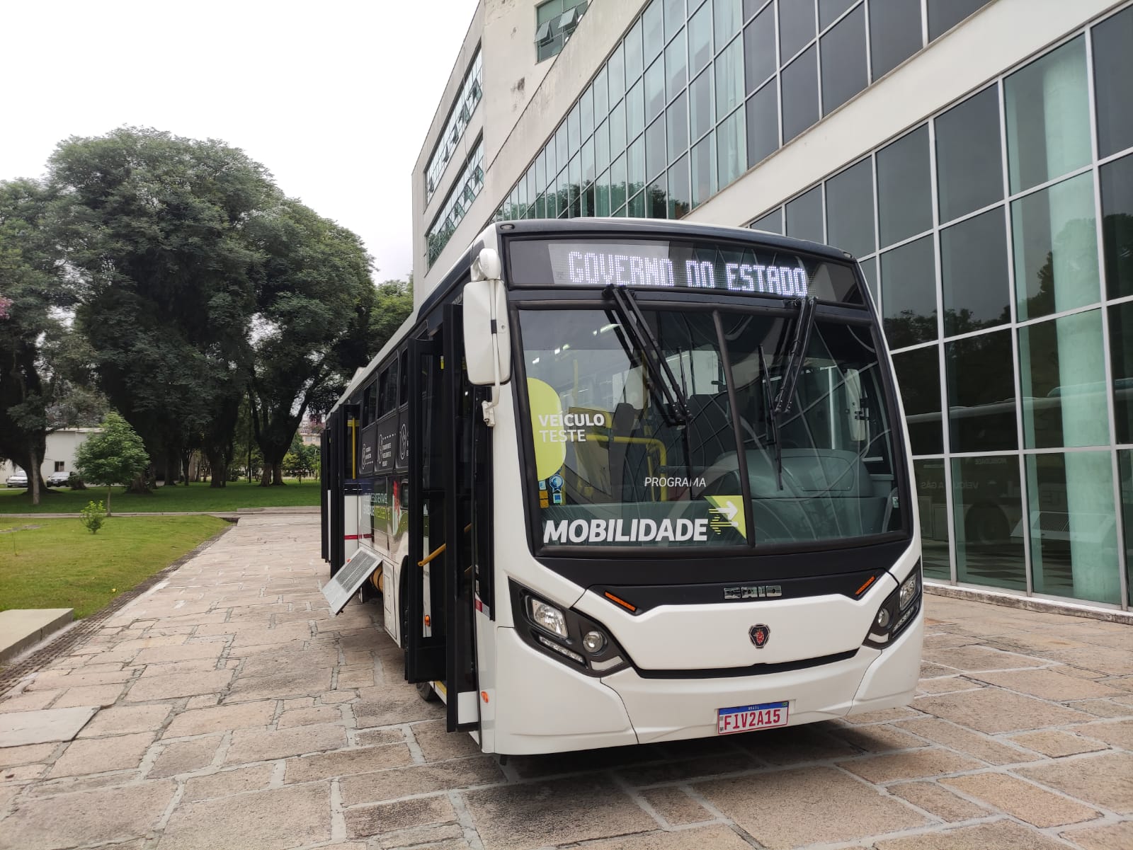 Apresentação do novo ônibus movido a Biometano/GNV Veículo lançado pela Scania tem baixo nível de ruído e emissões de gases conforme o padrão Euro 6, o mais recente adotado na União Europeia. com a presença do governador do Paraná Carlos Mass