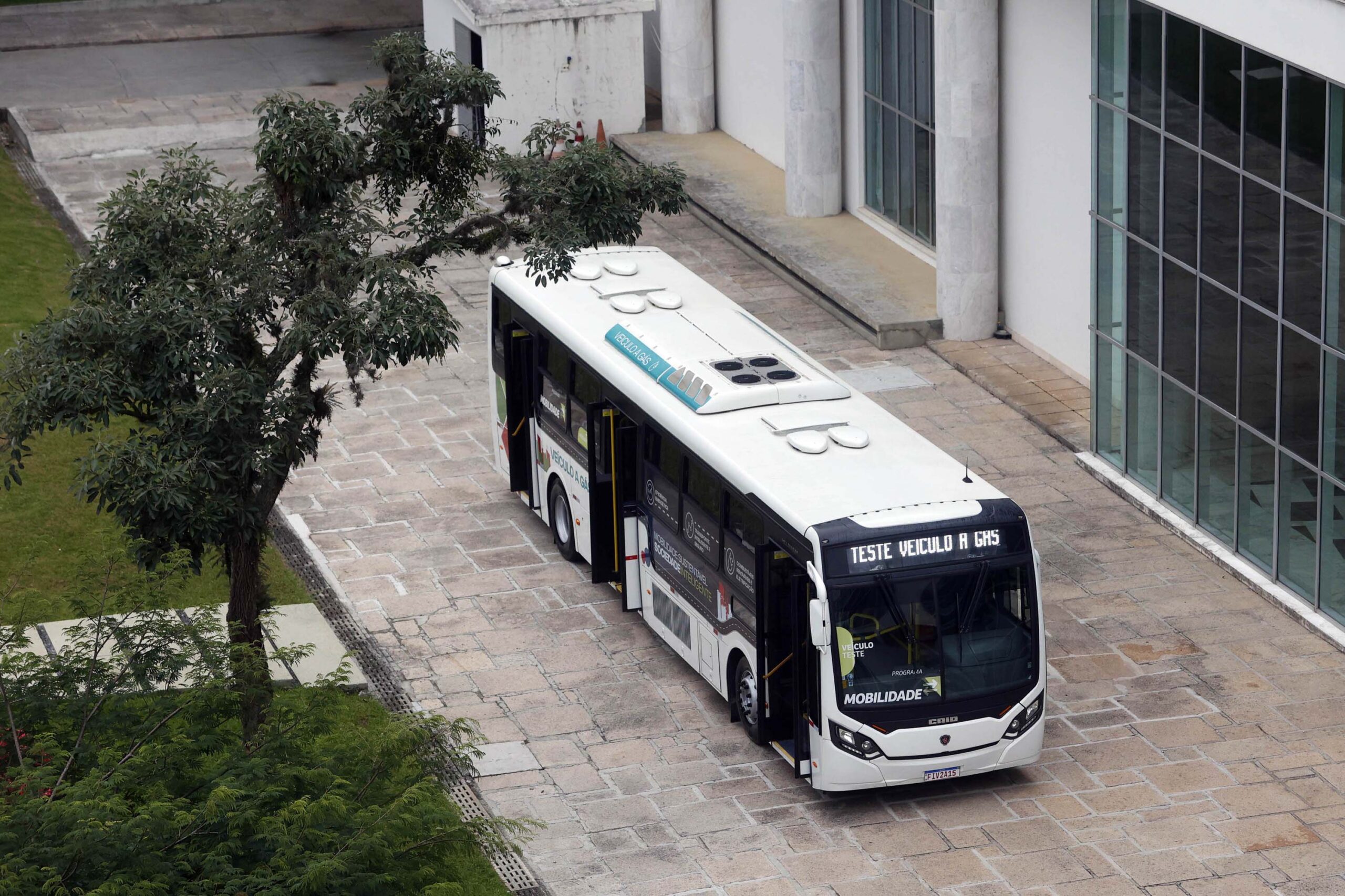 Apresentação do novo ônibus movido a Biometano/GNV Veículo lançado pela Scania tem baixo nível de ruído e emissões de gases conforme o padrão Euro 6, o mais recente adotado na União Europeia. com a presença do governador do Paraná Carlos Mass