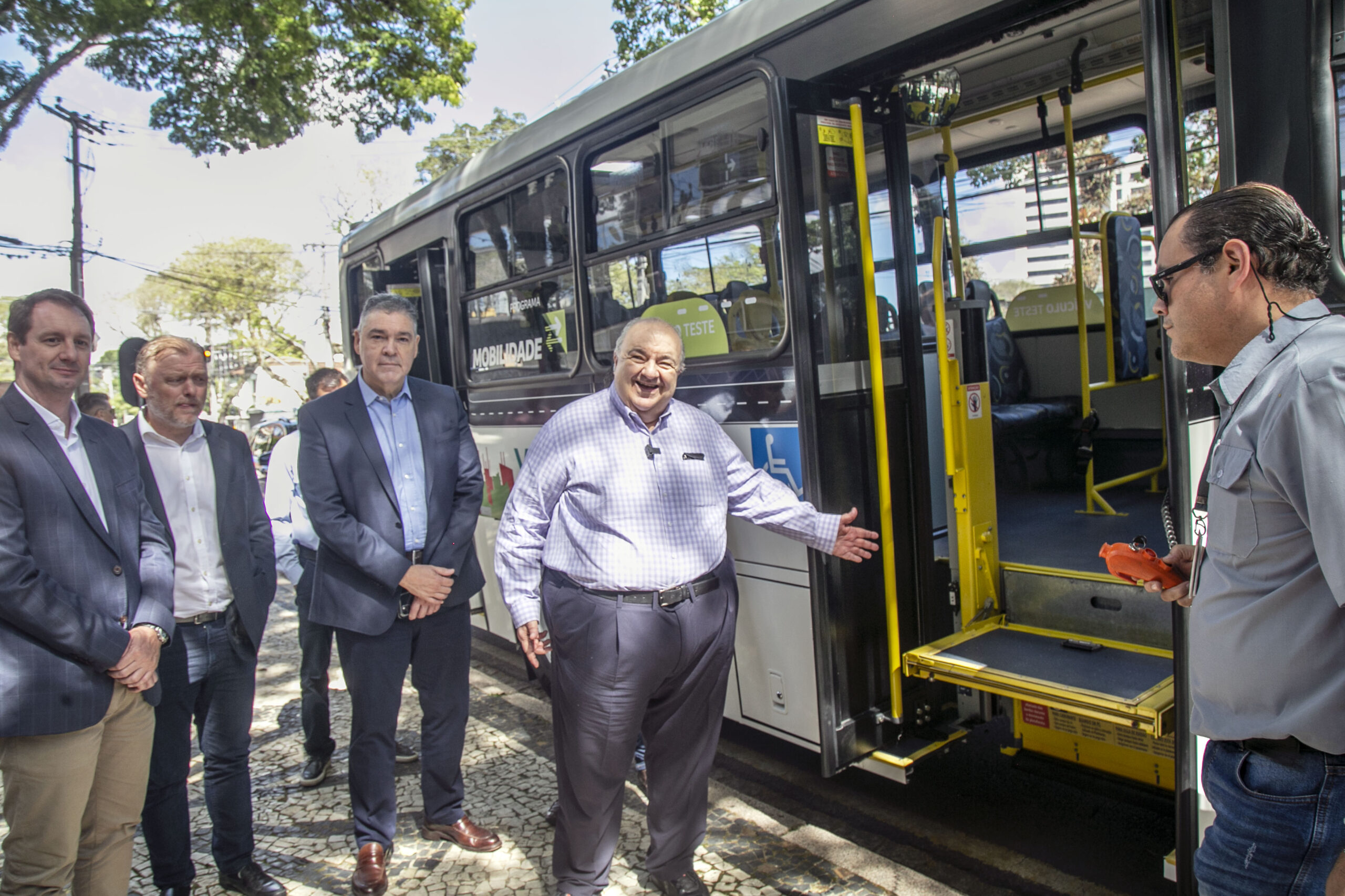 Prefeito Rafael Greca, apresenta ônibus movido a gás natural. Curitiba, 13/04/2023. Foto: Ricardo Marajó/SMCS
