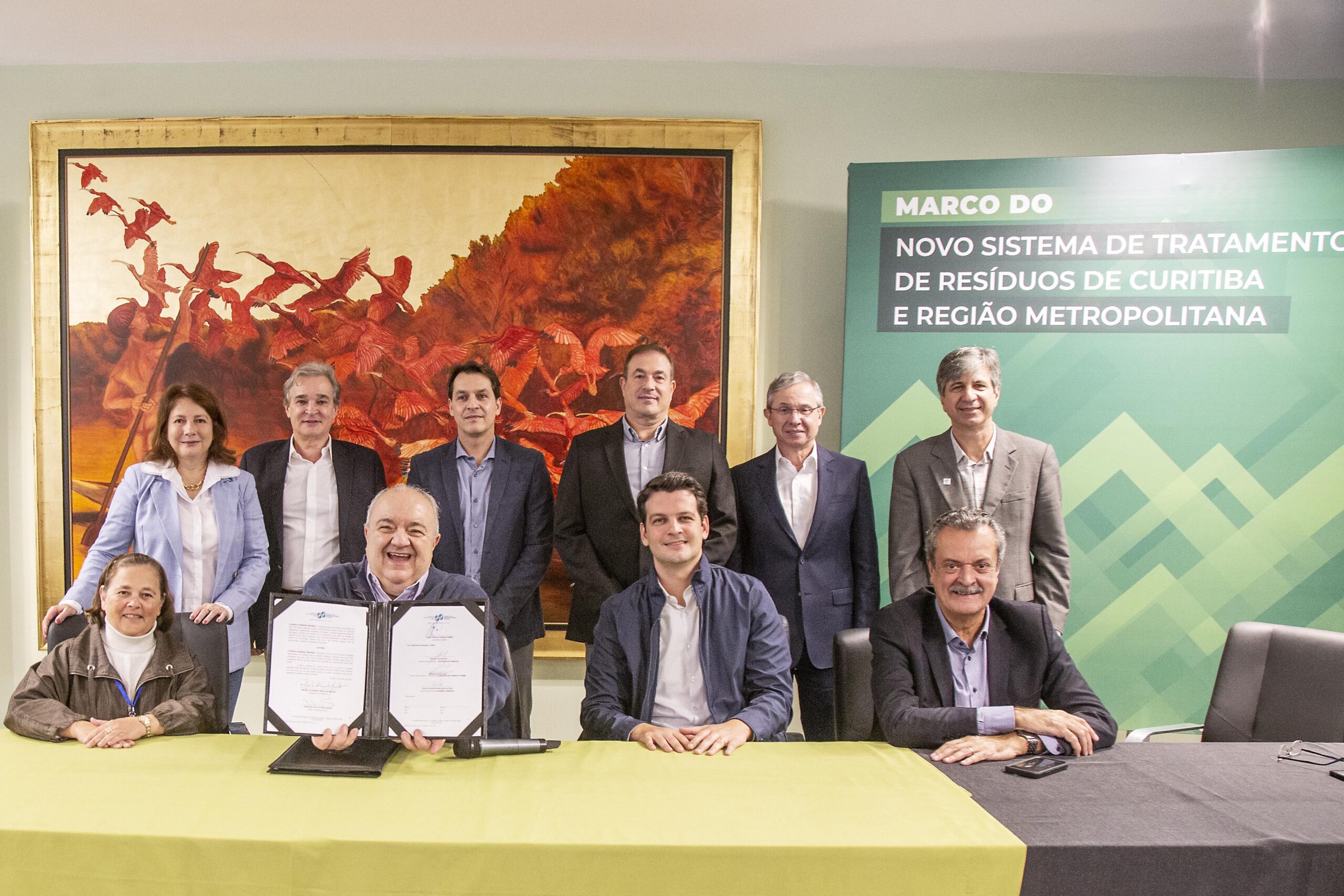Prefeito Rafael Greca, acompanhado do Vice-Prefeito Eduardo Pimentel e da Secretária do Meio Ambiente, Marilza do Carmo Oliveira Dias, preside assembleia do Conresol, assina acordo com ABCP e protocolo com Compagas. Curitiba, 10/05/2023. Foto: Ricardo Marajó/SMCS.