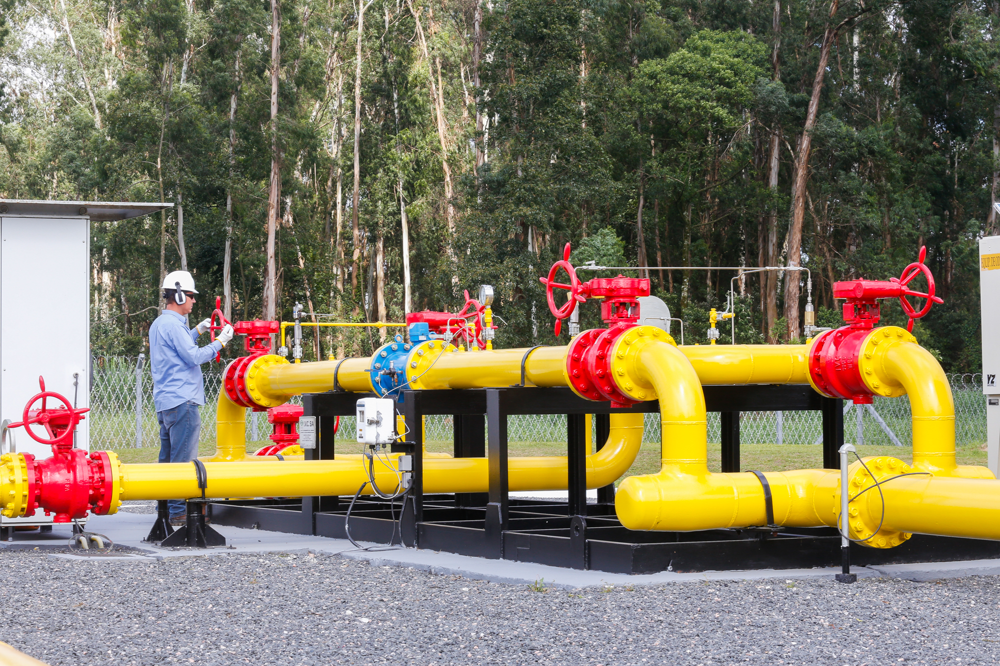 homens operando gás canalizado