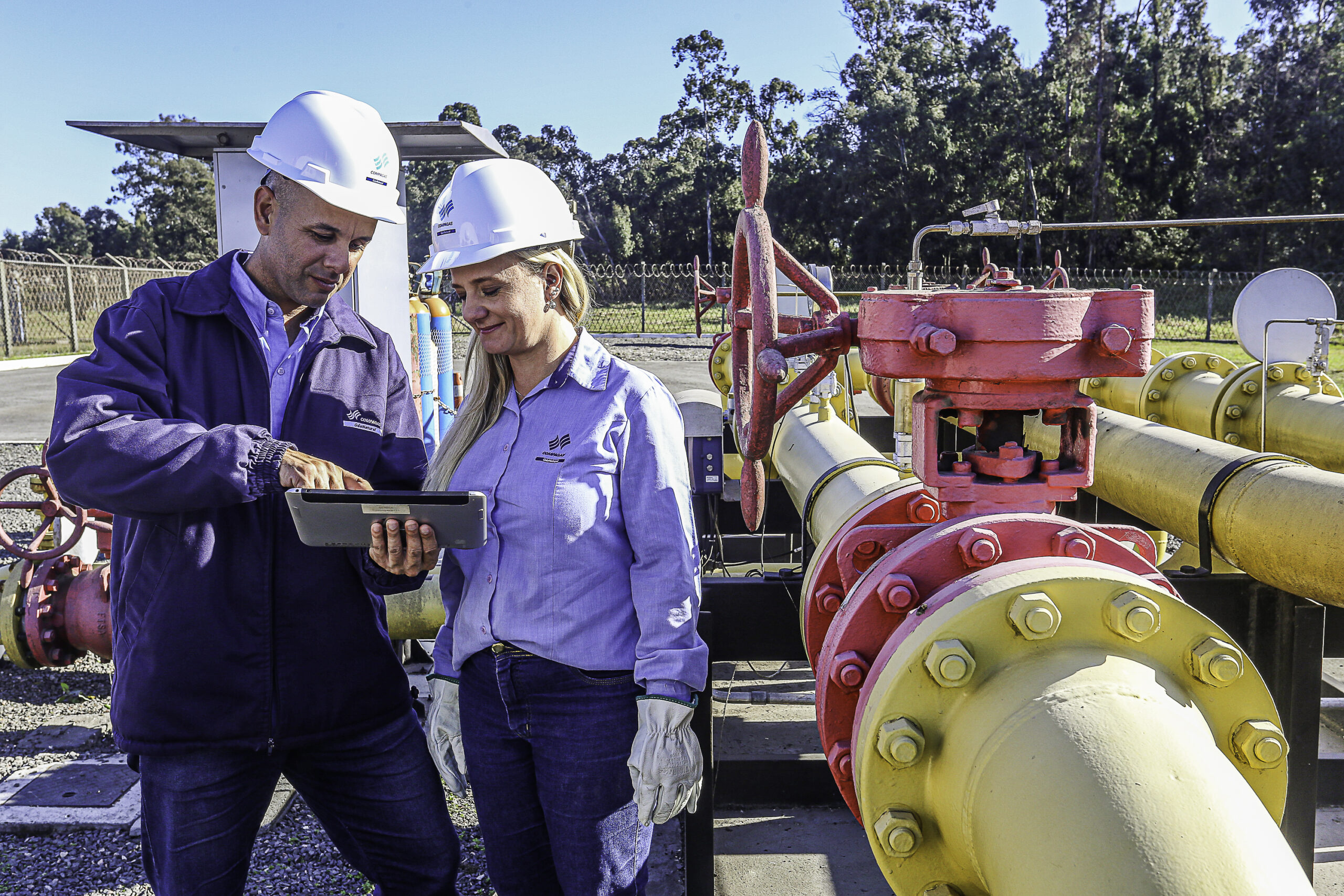 pessoas operando gás canalizado