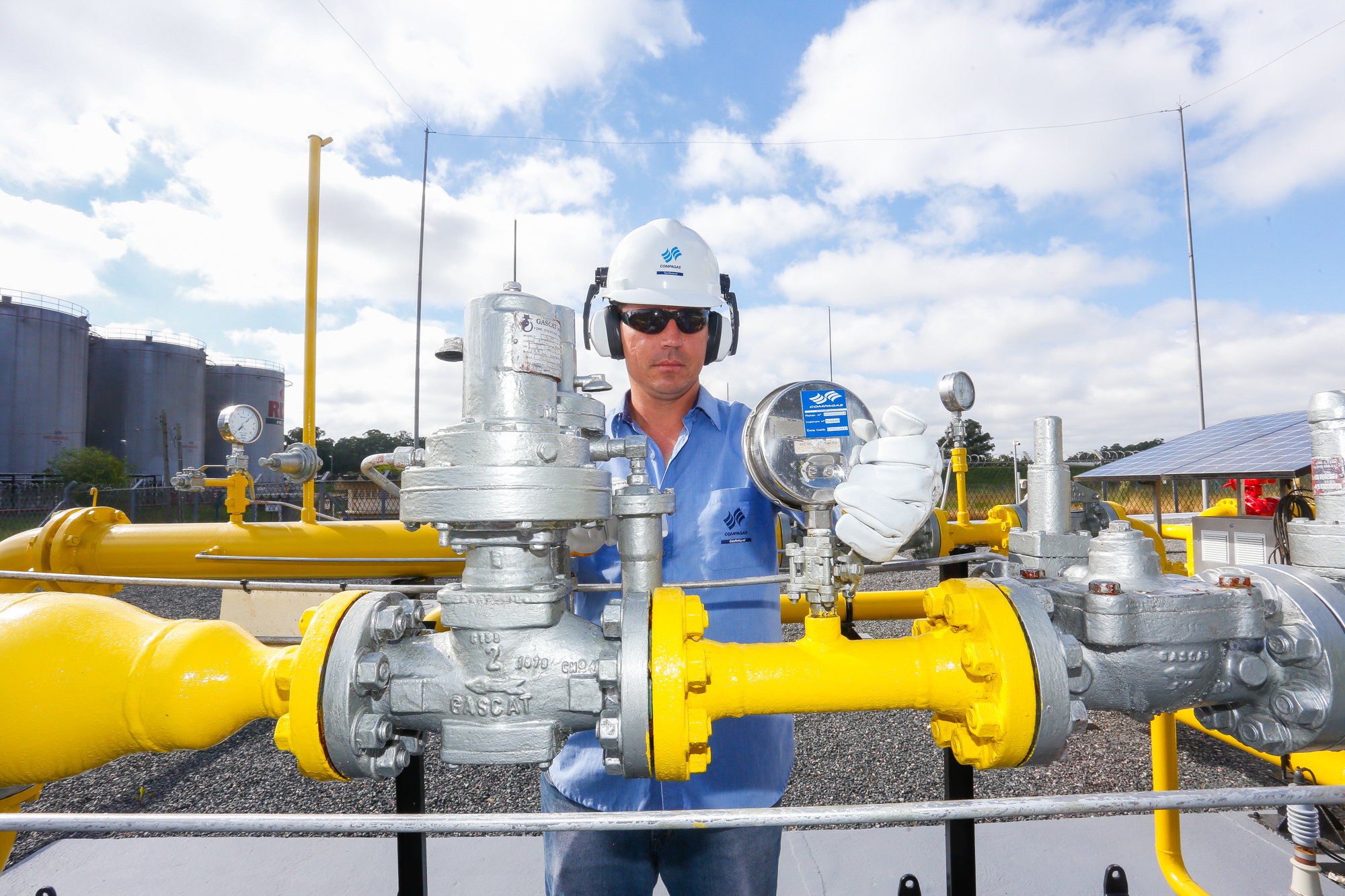 pessoa operando gás canalizado